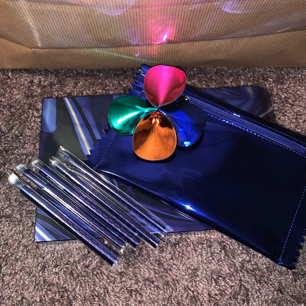 Brand new authentic MAC brush set
